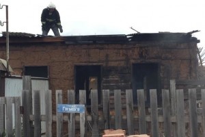В Астрахани сгорел сарай, троих спасли