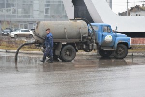 В Астрахани коммунальные службы устраняют последствия непогоды