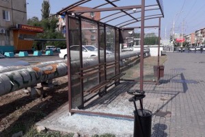 В Астрахани разбито «антивандальное» стекло на остановке