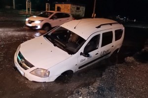 В Астрахани таксист чуть не утопил машину
