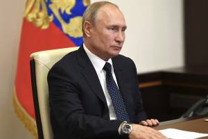Владимир Путин поручил мониторить выплаты медикам