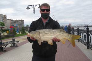 Рыбаки собираются с рассветом: на центральной набережной Астрахани поймали зачетных сазанов