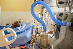В астраханские больницы передадут 6 новых аппаратов ИВЛ и 4,5 тысячи спецкостюмов