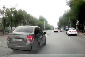 В Астрахани таксист, проехавший по встречке, свалил всю вину на клиента