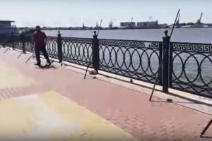 Места для рыбалки на набережной Астрахани стали дефицитом