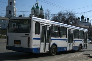 В Астрахани, Омске и Иркутске люди недовольны работой общественного транспорта