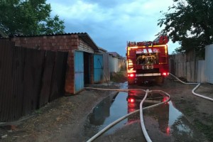 В Астрахани сгорели гараж и баня