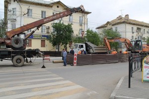 В Астрахани меняют трубопровод на улице Боевой