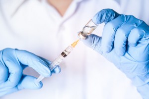 Остановить распространение коронавируса поможет вакцинация