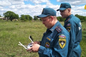 Специалисты Саратовского МЧС России тренируют навыки пилотирования БПЛА (видео)
