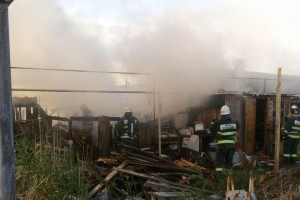 В Трусовском районе сгорели 2 заброшенных дома и 4 сарая