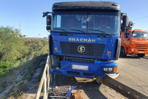 В Астрахани на Новом мосту грузовик влетел в отбойник