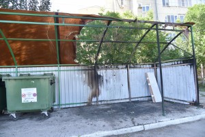 Астраханские хулиганы уродуют и поджигают новые мусорные контейнеры