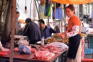 В Китае заявили, что коронавирус появился не на рынке в Ухане