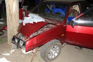В Астрахани водитель легкового автомобиля совершил наезд на дерево