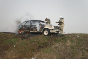 В Ахтубинске сгорел автомобиль и дом