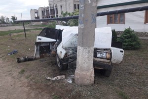 Под Астраханью 6 человек пострадали в аварии со столбом
