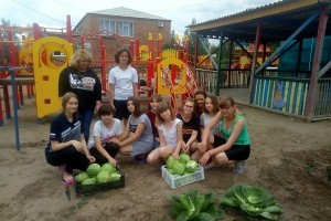 В Харабалинском центре «Вера» дети вырастили капусту и укроп