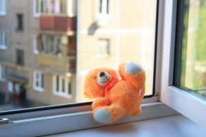 В Астрахани из окна выпал двухлетний мальчик