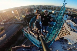 Астраханцы забрались на строительный кран ради селфи