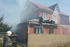 10 июня в Астрахани одновременно загорелось три дома