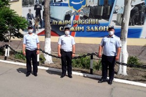 В Астрахани полицейский патруль спас тонущую в канале женщину