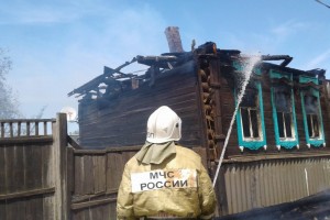 В Астраханской области сгорел дом. Есть пострадавшие
