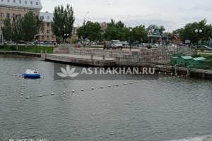 Астраханское Лебединое озеро продолжают чистить от мусора