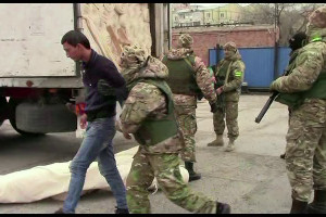 Астраханские пограничники нашли в фургоне с тканями десятерых нелегалов