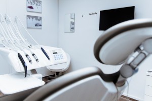 В Астрахани стоматолог установила пациентке поддельные зубные импланты