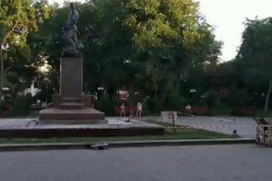 В Астраханском Братском саду реконструируют памятник