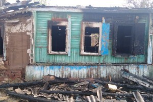 Под Астраханью пожарные потушили две квартиры и гараж