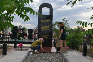 В Астрахани ко Дню Памяти и Скорби навели порядок на 10 мемориалах войны