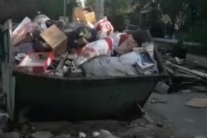 На одной из улиц Астрахани образовалась свалка