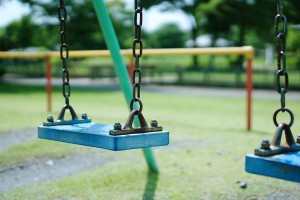 Астраханец на спор сломал детские качели в парке