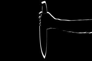 Астраханец приставил нож к горлу экс-супруги на глазах у детей