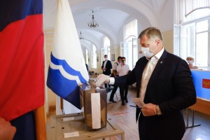 Астраханский губернатор принял участие в голосовании по поправкам к Конституции РФ
