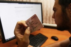 В Астрахани мошенник «помог» знакомой получить водительские права за 34 тысячи рублей