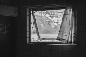 В Ахтубинске женщина выпала из окна