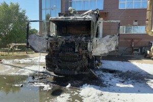 В Астрахани сгорели хозпостройки, а в Ахтубинске грузовик