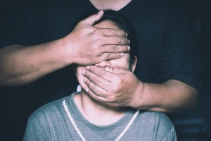 Астраханец 130 раз насиловал свою несовершеннолетнюю дочь