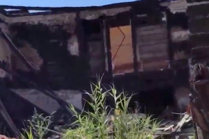 На развалинах сгоревшего дома в Астрахани теперь развлекаются дети
