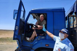 Астраханские инспекторы ГИБДД спасают водителей от изнуряющей жары