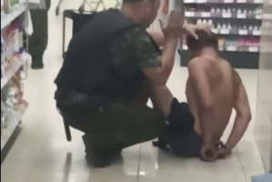 В Астраханском супермаркете избили воришку