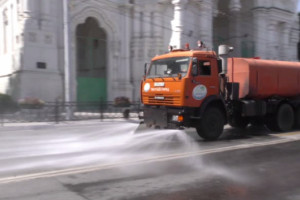 В Астрахани из-за жары поливальные машины охлаждают дороги