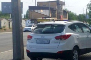 Астраханскую любительницу парковаться на тротуаре нашли по фото в соцсети