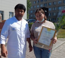 Волонтеры Астрахани устроили концерт для медиков