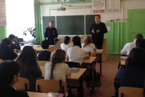 В Астраханской области сотрудники Госавтоинспекции рассказали старшеклассникам о безопасном вождении скутеров