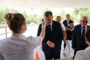 Губернатор Астраханской области проверил пункт сдачи ЕГЭ