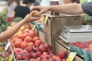 Роспотребнадзор Астраханской области советует тщательно выбирать овощи и фрукты